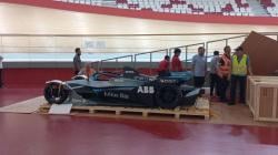 Jelang Formula E Jakarta 2022, Panitia Unboxing Replika Mobil yang Dipakai Para Pembalap