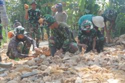 Satgas TMMD Kodim 0811 Tuban Bergotong Royong Dengan Warga Bangun Jalan Penghubung Desa