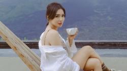 Seksinya Gaya Wika Salim Ngopi Cantik Pakai Kemeja Melorot, Bikin Netizen Pria Tergoda!