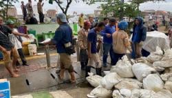 Pelindo Siapkan 3600 Sand Bag untuk Perbaiki Tanggul Jebol Milik Lamicitra