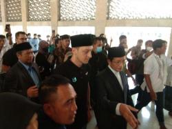 Mesut Ozil Salat Jumat di Istiqlal