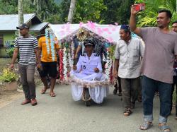 Unik, Di Abdya Keuchik Usai Di Lantik di Arak Warga Gunakan Gerobak Pasir Hias