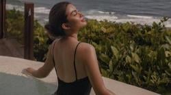 Ariel Tatum Pakai Swimsuit Hitam Berendam Sambil Pejam Mata Bikin Netizen Kepanasan