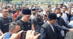 Tunaikan Salat Jumat di Masjid Istiqlal, Mezut Ozil Disambut Riuh Penggemarnya