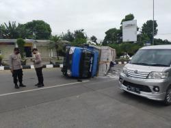 Tak Kuat Nanjak, Truk Bawa Hebel Terguling di Bubulak