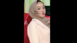 Viral Wanita Berhijab Pamer Dada Montok di TikTok