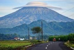 Fenomena Alam Langka Gunung Bertopi ini Ternyata Pernah Terjadi di Indonesia