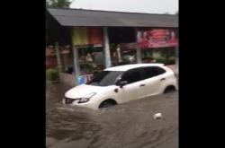 Banjir di Tangsel: Di Kawasan Pondok Aren Mobil Terendam, Reni Jaya Air Setinggi Paha Orang Dewasa