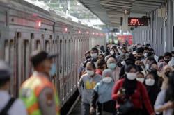 Imbas Perubahan Rute Perjalanan KRL,  Penumpang Menumpuk di Stasiun Manggarai, KAI Minta Maaf