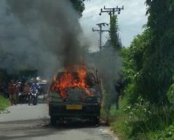 Mogok Ketika Baru Saja Diperbaiki, Angkot Terbakar Ketika Didorong