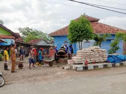 Kepala Kampung Lembasung Bersama Masyarakat Gelar Gotong Royong Rehab Masjid 
