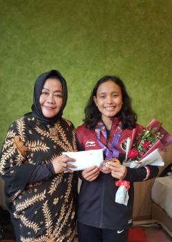 Lilik Suhartini Berikan Bonus Kepada Katherina Eda Rahayu