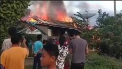 Ditinggal Sholat ke Masjid, Rumah Tukang Es Keliling Ludes Terbakar