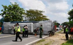 Ugal-ugalan, Hindari Motor, Bus Sugeng Rahayu Terguling di Balerejo, 20 Orang Dilaporkan Terluka