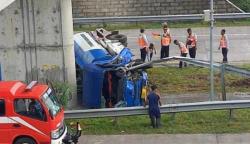 Truk Solar Tabrak Tiang Jembatan di Tol Jombang, Sopir dan Kernet Luka Parah