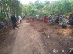 Warga LDII Tanjung Mas Gelar Gotong Royong Rehab Jalan 