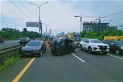 Kecelakaan di Tol Jakarta -Tangerang: Tabrak BMW, Kijang Innova Terguling