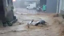 Waspada, Kawasan Puncak Bogor Banjir dan Longsor, Motor Warga Sampai Terbawa Arus 