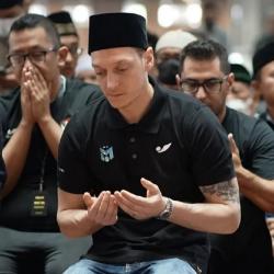 Sholat di Masjid Istiqlal, Ozil Berdo'a Minta Jadi WNI