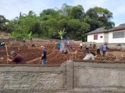 Keroyokan, Warga Mekarjaya Sukaluyu Kerja Bakti Cor Jalan dan Penembokan Batas TPU