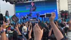 Penonton Sambut Meriah Mitch Evans Saat Naik Podium Juara Formula E Jakarta 2022