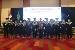 Bupati Siak Saksikan Langsung Prosesi Wisudawan UHW Perbanas Asal Siak Riau