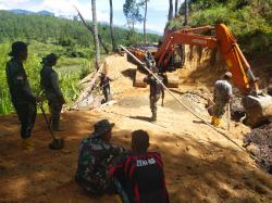 Satgas TMMD Kodim Galus Bersama Warga, Kebut Pemasangan Gorong – gorong