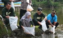 Hari Lingkungan Hidup Sedunia, Bupati Kebumen Sebar Ribuan Ikan, dan Tanam Pohon