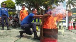 Damkar Gelar Simulasi Tanggap Darurat Bencana Dan Penanganan Kebakaran di Puskesmas Padaherang