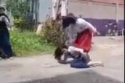 Viral! Duel di Jalan Dua Pelajar Putri Berseragam SD dan SMP Duel 1 Lawan 1