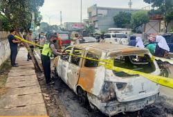 Mobil Ludes Terbakar di Depan RS Vitalaya Pamulang