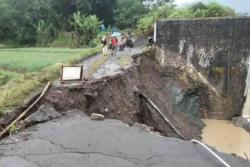 Tergerus Aliran Sungai Ciseureuh, Warga Terancam Terisolir