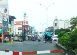 Akibat Tak Sabar, Pengendara Motor Tewas Tertabrak Kereta di Karawang