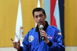 Pemuda Berdarah Minang Sheikh Muszaphar Shukor Kenalkan Tata Cara Sholat di Luar Angkasa