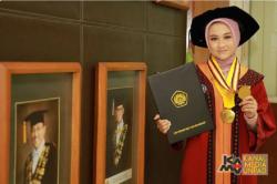 Kisah Rein Vidya Banafsha Jadi Wisudawan Termuda Unpad