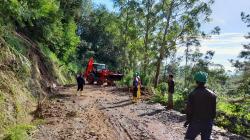 Peduli Warga, Geo Dipa Atasi Longsor di Jalan Lintas Bandung-Cianjur Selatan