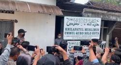 Polisi Copot Papan Nama Khilafatul Muslimah di Solo