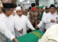 Melayat ke Rumah Duka, Ganjar Kenang KH Dimyati Rois Ulama Pengayom Semua Golongan