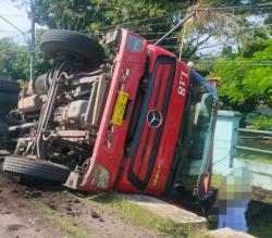 Lakalantas di Cirebon Dump Truk Terguling Dekat U -Turn Arhanud