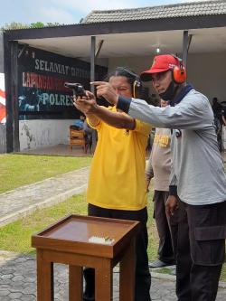 Sambut Hari Bhayangkara 2022, Polres Tuban Gelar Lomba Menembak Bersama Insan Pers