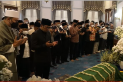 Detik-Detik Pemakaman Eril, Ratusan Pelayat Lantunkan Salawat Selama Perjalanan ke Cimaung