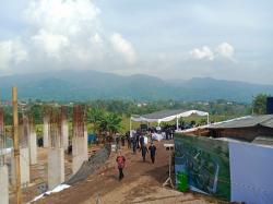 Indahnya Lokasi Makam Emmeril Kahn Mumtadz dengan Pemandangan Gunung dan Hamparan Sawah