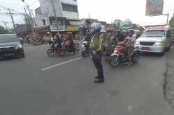 Ambulans Dilempar Botol Beling, Pengendara Mobil Tak Beri Jalan