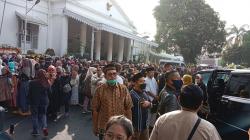 Beginilah Suasana di Gedung Pakuan sejak Dini Hari hingga Pagi, Warga Terus Berdatangan.