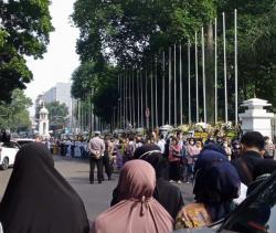 Antusias Berduka, Ribuan Warga Padati Kawasan Gedung Pakuan