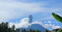 Gunung Ibu Erupsi, PVMBG: Kolom Abu 2.000 Meter di Atas Puncak