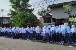 Jalan Menuju Lokasi Pemakaman Eril Dipadati Kerumunan Siswa Sekolah