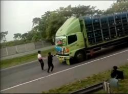 Aksi Bocil Hadang Truk di Tol, Nggak Sadar Bahaya!