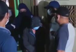 Bercumbu di Halaman Masjid, Muda Mudi Bugil Ngaku Hanya Ciuman Belum Hubungan Seks