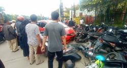 Perempuan Bawa Mobil Honda Jezz, Tabrak Motor Bikin Geger Pemalang